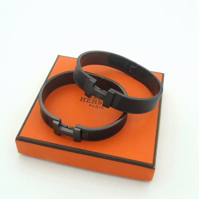 Hermes爱马仕Clic Hh So Black Bracelet 黑武士黑色H手镯 普通版本专柜一致拉丝珐琅磨砂黑，爱马仕最新款 Cnc工艺 磨砂拉丝效果男