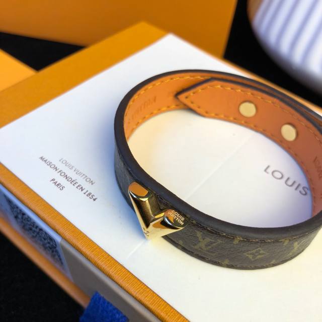 Louis Vuitton Lv老花皮手链路易威登 原装打版代购级别 市场最好版本 Lv老花皮 小牛皮里 火爆款出货 设计独特 复古前卫 美女必备手链
