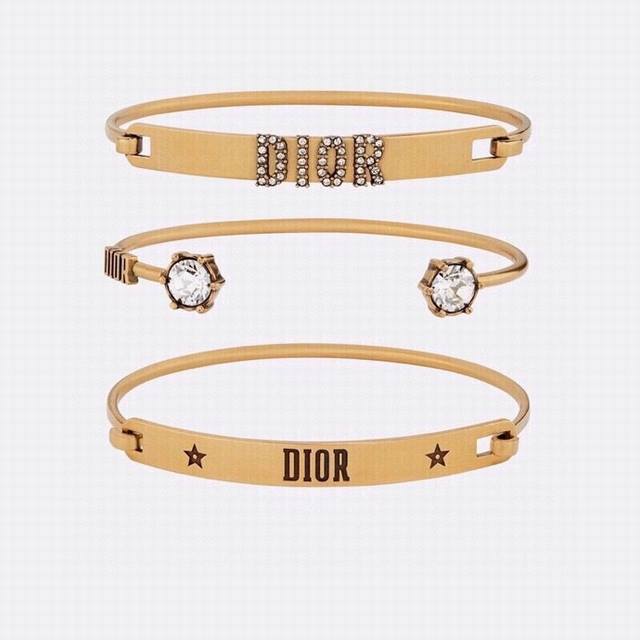 大热的款迪奥 Dior-Jadior 手镯男女佩戴款→原版 黄铜材质持久不掉色 高品质 专柜同步 代购级别 个性鲜明 太喜欢啦，三个是一套的