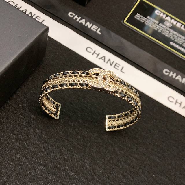 香奈儿手镯超精致Bling Bling，女神气质高端 黄铜材质不过敏不褪色。精美工艺，经典至极的魅物，性价比高 必备必入之选