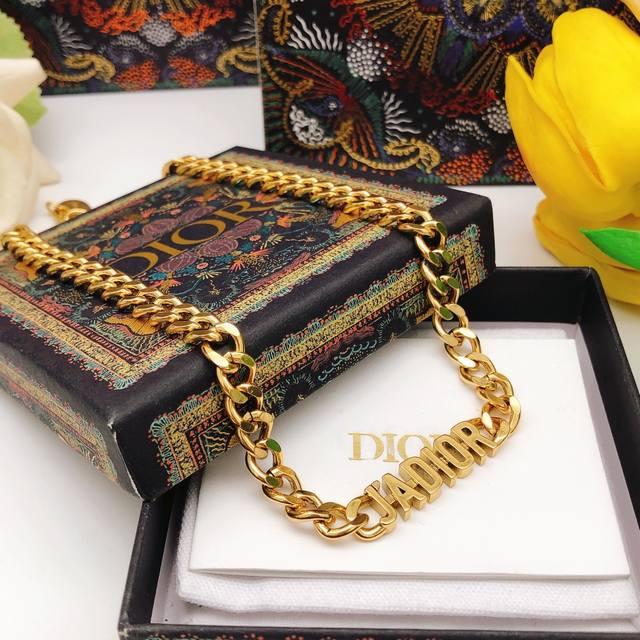 编号Dxl0166 Dior 迪奥 年早春新品 五角星Jadior字母 手链 精选原版一致黄铜材质 精工打造 酷毙了