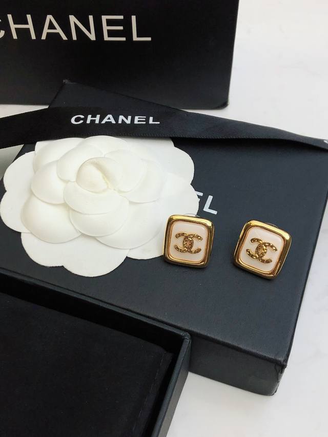 小香 Chanel 新款耳钉 优雅大方精工设计 滴油 雕刻 非常修饰脸型 青春活力 看惯了一如既往的耳钉 一眼就被这款吸引了 时尚又俏皮