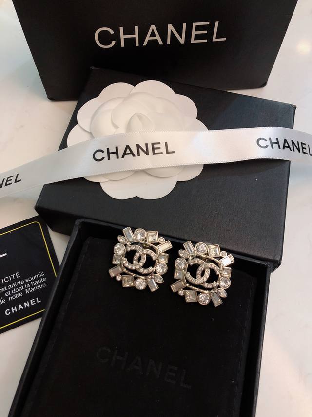 Chanel 专柜最新款同步上新 香奈儿耳钉火热爆款来袭 大牌香奶奶这个品牌在时尚女性当中绝对无所不知都知道它的经典与岁月逢出货必火的一个知名品牌同步专柜正品开