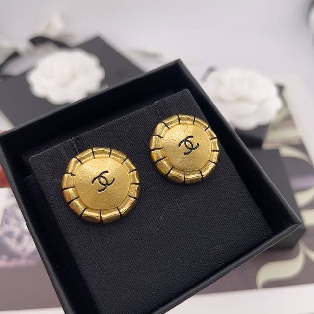 高品质 细节如图 香复古金太阳耳钉 中古款！非常推荐！“流行稍纵即逝，风格永存”这就是Vintage的魅力！可遇而不可求这句话用在Ch Nel Vintage系