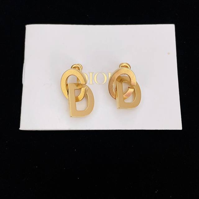 高品质 细节如图 D 金Cd耳钉 Z 3050，非常经典的Cd设计超级百搭！Z一致黄铜材质！经典百搭耐看！Cd是分件活动的设计！简约大方！超级推荐！闭眼入！