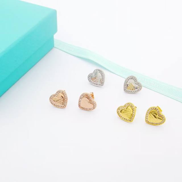 Tiffany 蒂芙尼耳钉 心牌 单排钻耳钉 经典百搭 专柜新款 百搭单品 实拍精湛工艺 流行的蒂芙尼主题 永远是众人瞩目的焦点 不过敏不褪色 白金色 耳钉
