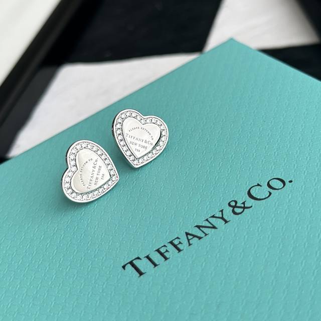 Tiffany 蒂芙尼耳钉新款 心牌 单排钻耳钉 经典百搭 专柜新款 百搭单品 实拍精湛工艺 流行的蒂芙尼主题 永远是众人瞩目的焦点 不过敏不褪色 白金色 耳钉