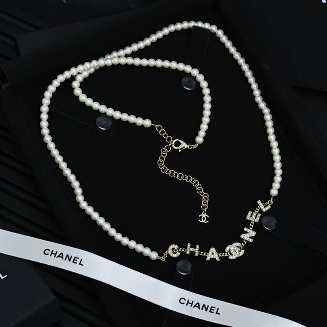 Chanel 字母珍珠腰链，可两用 香奶奶珍珠项链真的是氛围感满满 字母链条拼接珍珠，佩戴也是精致感满满，各种百搭