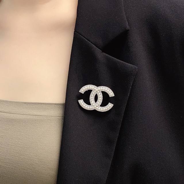 Chanel小香 专柜新款满钻搭配小米珍珠香奈儿胸针，是最懂女人的饰物。那些倾注了全部心血去做自己的女人，往往更珍惜胸针的意义。香奈儿女士把胸针别在帽子上，并告