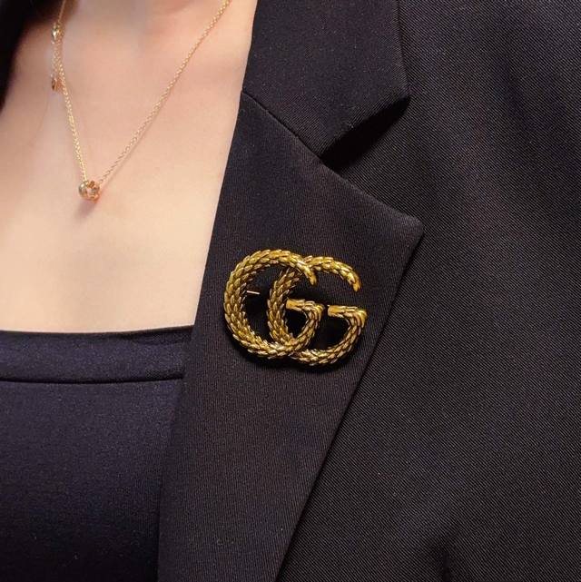 古驰Gucci专柜新款双G麦穗复古金胸针，是最懂女人的饰物。那些倾注了全部心血去做自己的女人，往往更珍惜胸针的意义。古驰女士把胸针别在帽子上，并告诉那些模仿她的