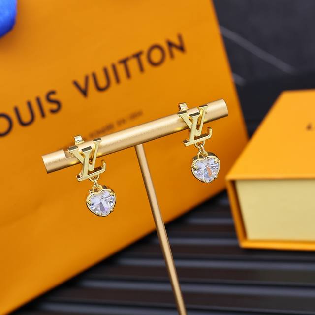 V路易威登Lv爱心字母耳钉 非常精致有设计感的耳钉，太太太高级了。创意造型时尚感十足，绝对是日常搭配精致的点睛之笔，有个性又不缺时尚元素，简约高级非常推荐