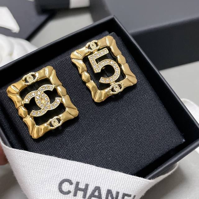 高品质 细节如图 香复古框C5耳钉 代购溢价购入Z 5000，手工坊最新系列！太高级了周迅周公子同款超级有Vintage的味道！设计感十足！非常推荐！“流行稍纵