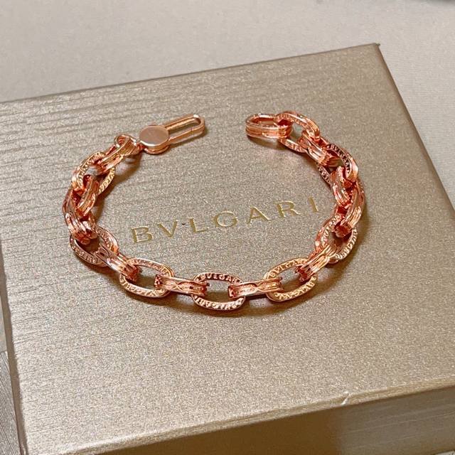 宝格丽手链V金材质 Bvlgari宝格丽 Divas‘ Dream 系列 品相完美，细节无敌，那种独特的色泽完全无可挑剔，再缀以经典指环外形设计，简约之余却又优
