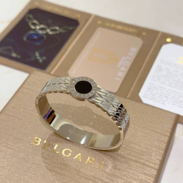 宝格丽手镯Serpenti Viper系列宝格丽手环手镯，V金材质 完美精心打磨，与金属边完美契合！充满诱惑和迷人的感性，璀璨奢华，呈现出中无与伦比的美感与力量