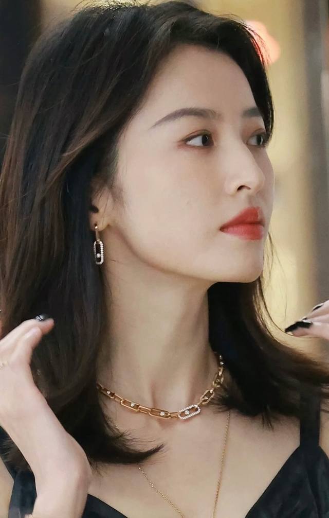 V金镀咪金 梅西卡满钻灵动耳环，最经典的Move系列，有着很美好的寓意，代表着“无论过去，今天亦或未来，爱永远都在”。