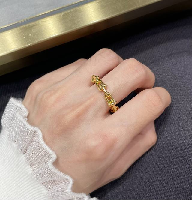 V金材质 码数678 Tiffany蒂芙尼U形链环戒指可盐可甜，光泽感强，是那种简单又能加分的没错了！日常通勤百搭，不挑人每一个链环处的衔接设计得都很灵巧，粗链