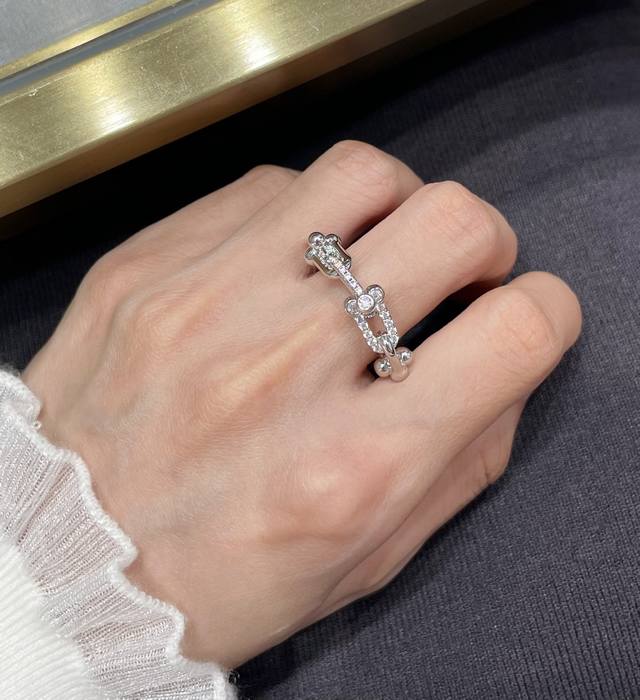 V金材质 现货码数78 Tiffany蒂芙尼U形带钻链环戒指可盐可甜，光泽感强，是那种简单又能加分的没错了！日常通勤百搭，不挑人每一个链环处的衔接设计得都很灵巧