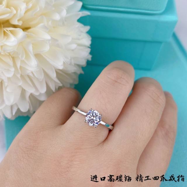 剩码数5，8 蒂芙尼四爪戒指 925纯银电镀18K高碳钻 经典从未被超越，独一无二的夺目光彩，和真钻真假难辨，超级 彩镶嵌进口顶级仿真高碳钻，奢侈触手可得！这货