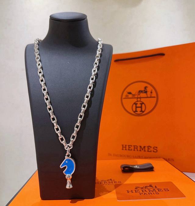 真的会心动 Hermes 爱马仕项链 猪鼻子H项链系列首饰 进口材质定制.实物质感是真的好 果然大牌的经典款百看不腻 高端链条经典搭配 新品 简单时尚专柜一致