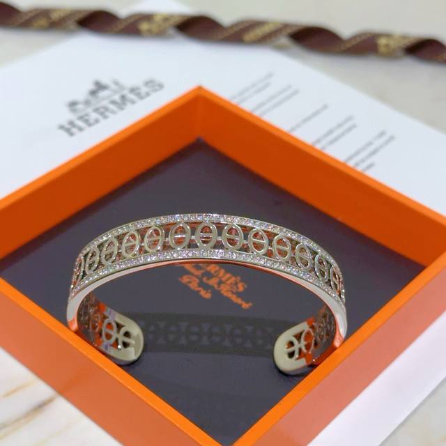 Hermes 爱马仕手镯 V金原版定制 爱马仕手环 珐琅工艺太考验师傅的手艺了 要确保色泽手工制作好 V金高端定制 女神 都爱爱马仕火爆手镯 超精赞 各路女神