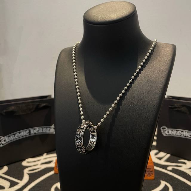 新款 专柜品质 Chrome Hearts克罗心圆珠项链，十字架戒指吊坠 凹凸造型不同的花纹设计风格 呈现出与众不同 十字架 童军花是克罗心的志 所以更经久不衰