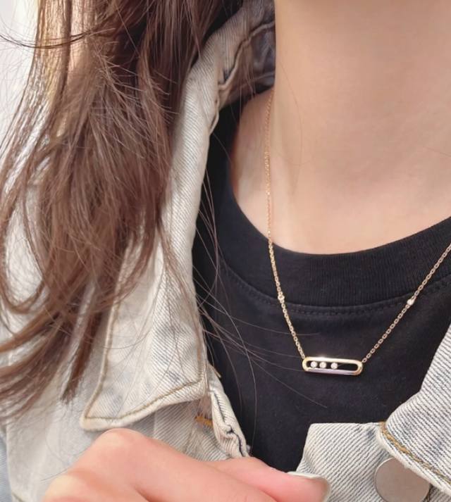 V金镀咪金 梅西卡光面灵动项链，最经典的Move系列，有着很美好的寓意，代表着“无论过去，今天亦或未来，爱永远都在”。