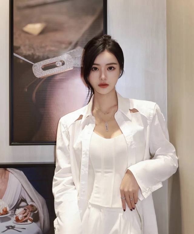 此款调价V金镀咪金 梅西卡长条满钻灵动项链，最经典的Move系列，有着很美好的寓意，代表着“无论过去，今天亦或未来，爱永远都在”。