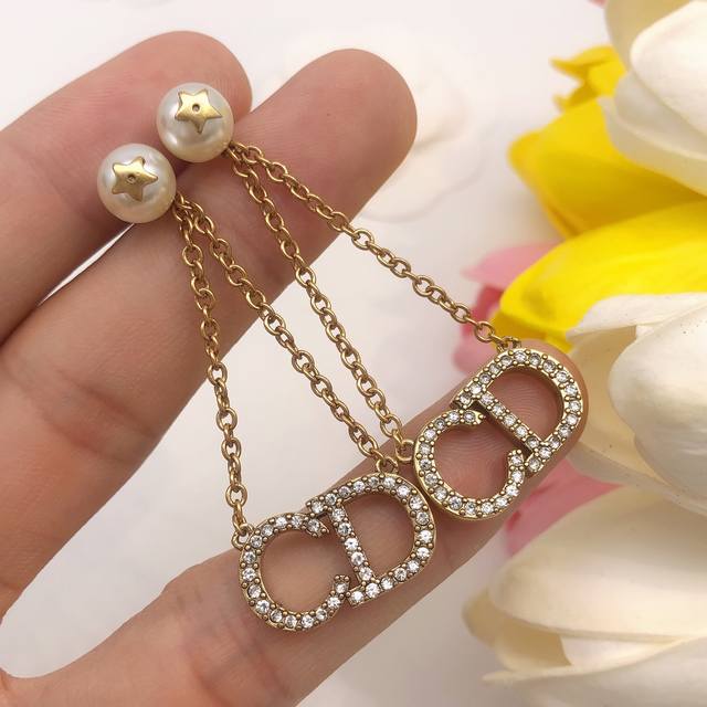 编号Ded0215 迪奥Dior 原单新品 珍珠奶微镶钻Cd流苏耳钉 高端品质，专柜1:1开模，专柜原版同黄铜材质！高级925银针防过敏处理，Cnc精雕刻，细节