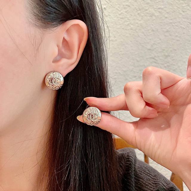 Chanel香奈儿 中古 耳钉小香家的款式真心无需多介绍每一款都超好看，精致大方，非常显气质.