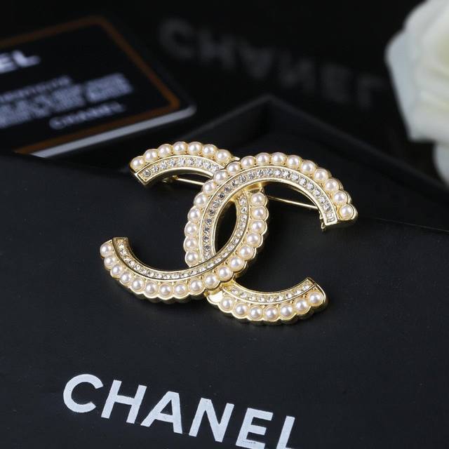 小香Chanel 珍珠胸针 每一个细节做工非常精细 这款设计非常美轮美奂 这款真的超级美超级仙 精致小姐姐必备