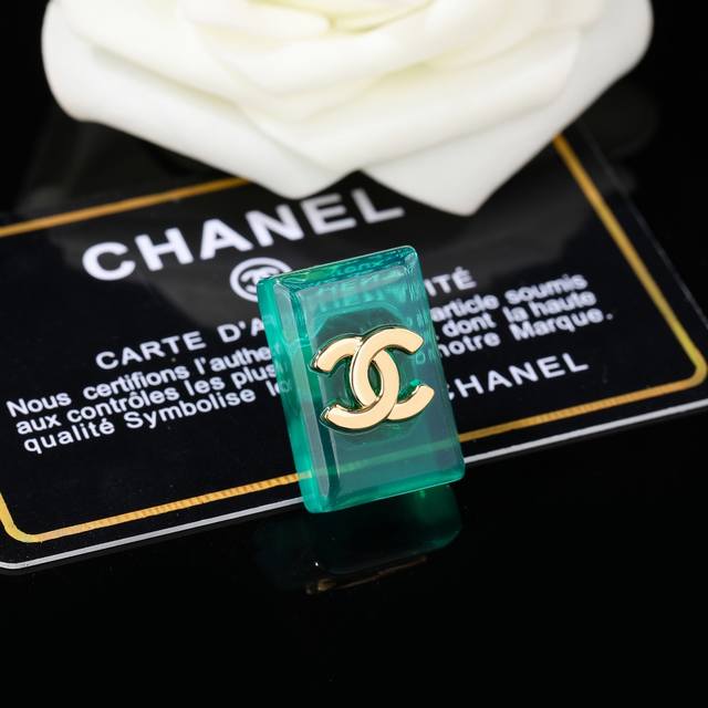 Chanel 香奈儿新款亚克力双C胸针 每一个细节做工非常精细 这款设计非常美轮美奂 这款真的超级美超级仙 精致小姐姐必备