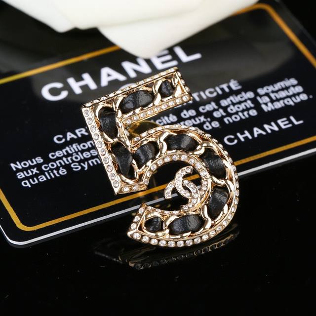 小香 Chanel 秋冬系列 小羊皮 5字 钻石 双C胸针 别有心机设计的一款 超级完美 时髦元素添加
