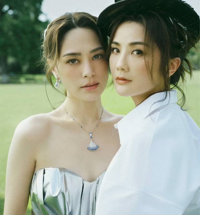 V金镀咪金 对版尺寸 宝格丽大号渐变蓝扇形裙子项链，嵌禳一颗中央明亮式蓝锆石和明亮式切割，以及圆形钻石，饰以密禳钻石，十足的女性魅力 礼赞意大利式的极致优雅 高