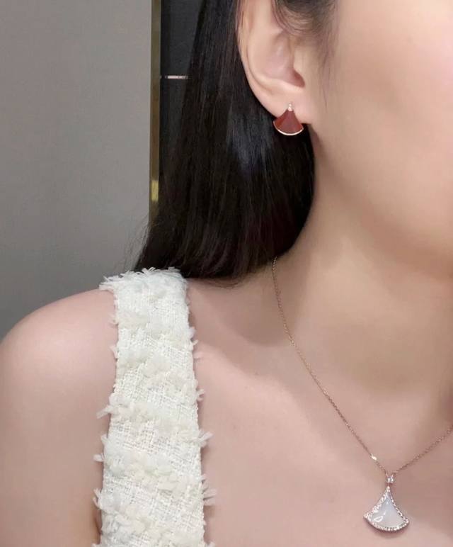 V金材质 宝格丽高级红玛瑙小扇形裙子耳钉，十足的女性魅力 礼赞意大利式的极致优雅 高端定制 微镶工艺 原单同步，实物非常的质感，好货请珍惜。