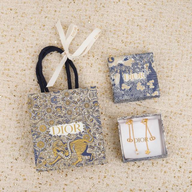 我们出品 Petit Cd 耳环 Zpp5850 量大咨询客Fu 这款 Petit Cd 耳环采用不对称设计。这款耳环以装饰性的栓扣式耳钉固定于耳际，精美的链条