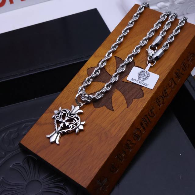 克罗心项链经典款，造型不同的花纹设计风格 呈现出与众不同 十字架 童军花是克罗心的志 所以更经久不衰 正品打版Chrome Hearts克罗心区别市场普通轻版