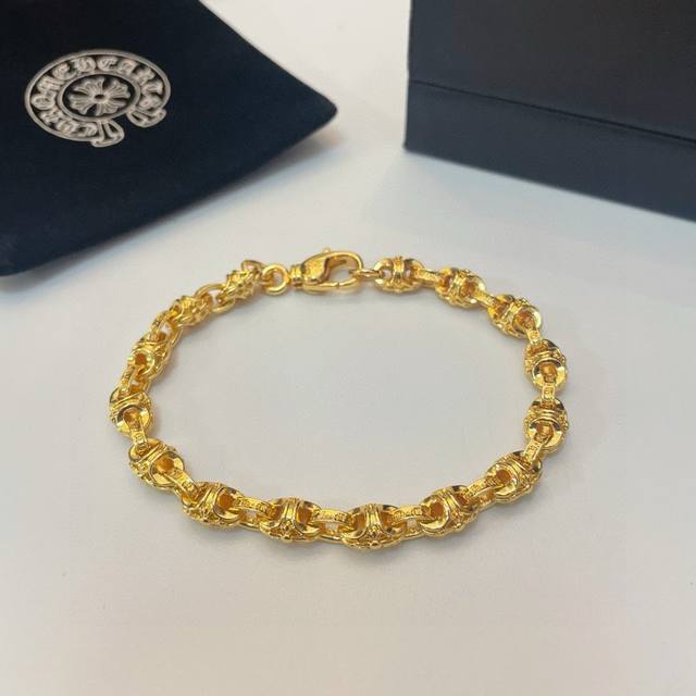 新款 专柜品质 Chrome Hearts克罗心黄金色经典复古手链 凹凸造型不同的花纹设计风格 呈现出与众不同 十字架 童军花是克罗心的志 所以更经久不衰 正品