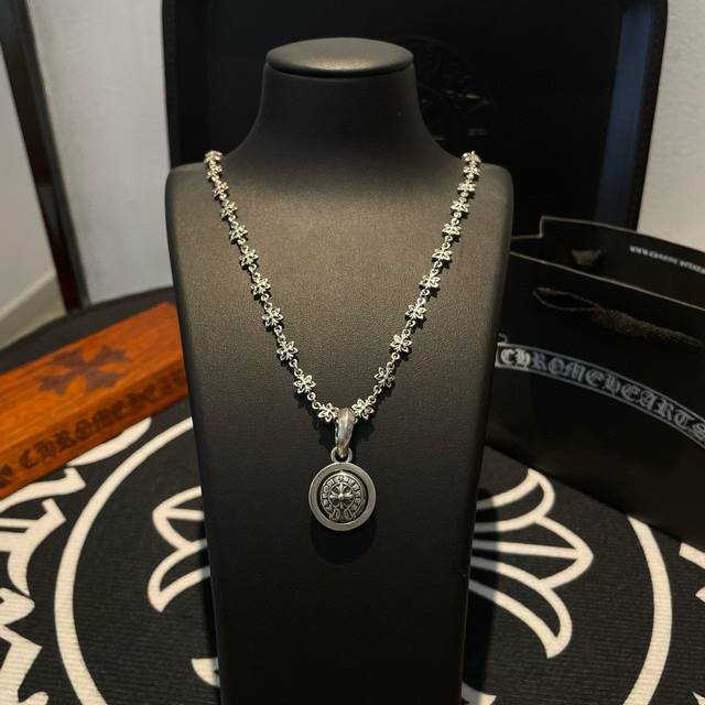 抖音 快手 Ins 小红书 直播热门 ，新款 专柜品质 Chrome Hearts克罗心十字花项链 ，马蹄印十字花吊坠，凹凸造型不同的花纹设计风格 呈现出与众不