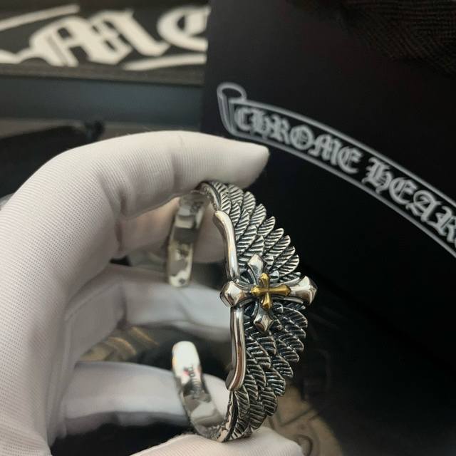 专柜品质Chrome Hearts克罗心十字架翅膀开口手镯 凹凸造型不同的花纹设计风格 呈现出与众不同 十字架 童军花是克罗心的志 所以更经久不衰 正品打版Ch