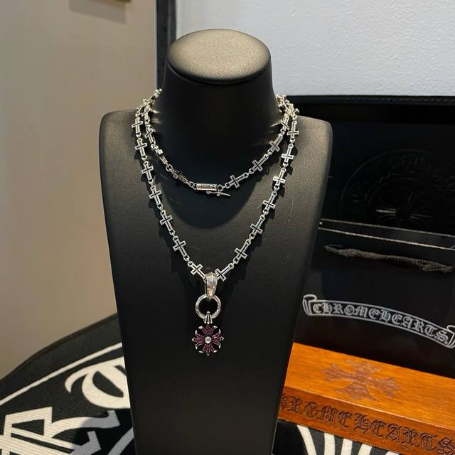 新款 专柜品质 Chrome Hearts克罗心 经典复古十字架项链 满钻十字花吊坠 凹凸造型不同的花纹设计风格 呈现出与众不同 十字架 童军花是克罗心的志 所