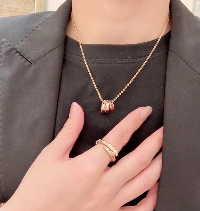 V金材质 宝格丽高级三圈头尾粉钻蛇项链，真香系列... 实物简单大方 做工精致。