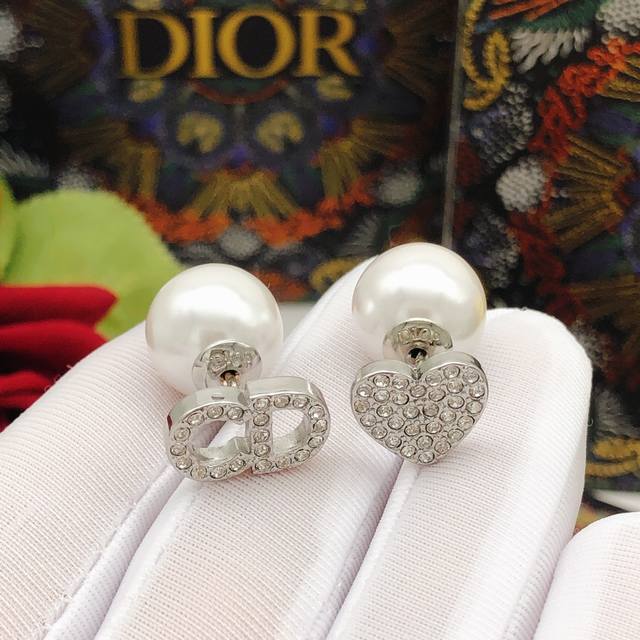 编号Ded0499 迪奥Dior 原单新品 星星镶钻大小珍珠银色爱心耳钉 高端品质，专柜1:1开模，专柜原版同黄铜材质！高级925银针防过敏处理，Cnc 工艺，