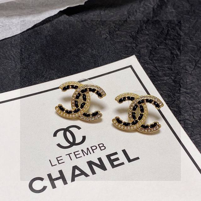 Chanel香奈儿 进口真皮微镶钻结合耳钉 市面最高版本原版Logo清晰字印香奈儿耳钉女神必备 超级显脸瘦 有个性时尚 日常必备 淑女气质 高贵名媛气质 简约大