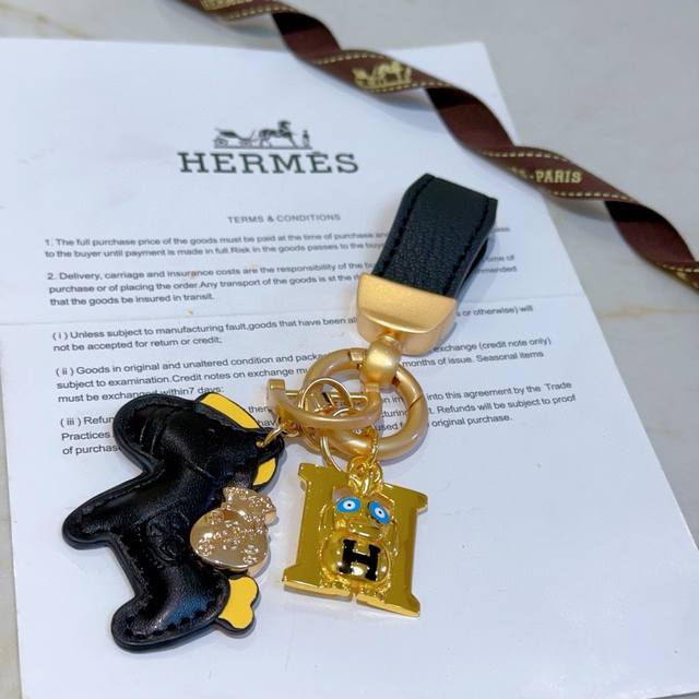新款Hermes爱马仕钥匙扣钥匙扣加厚版 铂金版。高级精工版 众多网红同款 爱马仕挂饰钥匙扣太考验师傅的手艺了 要确保每个细节都到位不简单 高端定制 男女同款