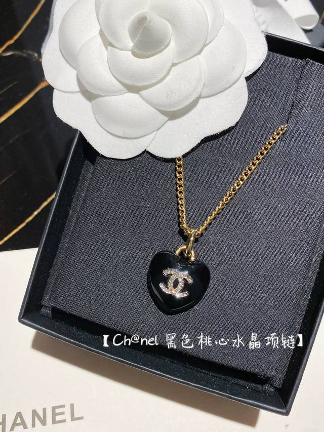 编号Xxl0058 Ch Nel 黑色爱心水晶项链 唯一一款用到Cnc切割的饰品类！巨重工 Cc是坐落在黑色桃心里面的，这个工艺讲解在图片！ 双C上面镶嵌24颗