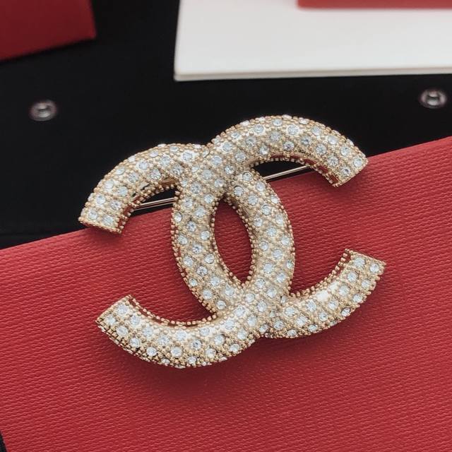 编号Xxz0051 Zp打版 小香 Chanel 双C镶钻满钻胸针 优雅大方精工设计 雕刻 非常修饰脸型 青春活力 一眼就被这款吸引了 非常漂亮的颜色搭配 时尚