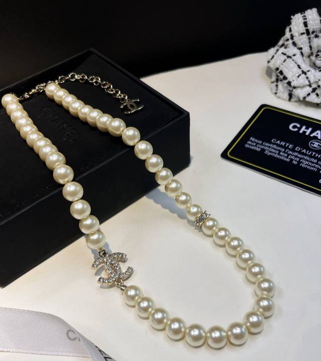 爆款 Chanel新款爱心Choker 珍珠项链太难买了十万个推荐我们的宝们 一定要自留！Jennie同款巨巨巨美，随心而动！看一秒就沦陷了，绝对是吸睛百搭款，
