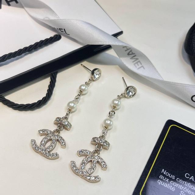 卖疯了小香官网主推爆款精工版小香 最新 Chanel 精雕流苏链条字母米粒珍珠耳钉耳环CaméLia 字母链条新款出货 明星同款，原版清晰Logo字印链条与独特