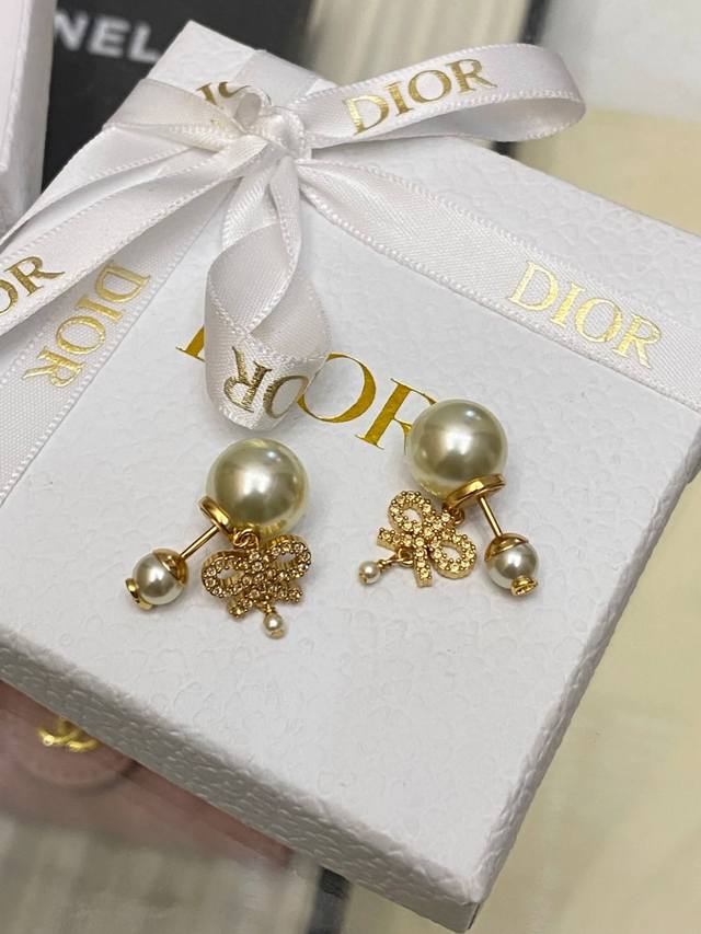 Dior迪奥25秋季新款蝴蝶结水滴珍珠耳环这次Dior迪奥官网又上新了以蝴蝶结元素搭配满钻设计的耳环系列，超级可爱超级少女心，满钻设计在阳光灯光下闪耀无比，谁看