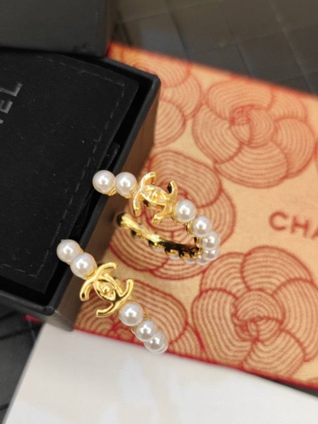 Chanel圆环珍珠字母双C耳钉 简约大方日常款专柜原版材质 清晰Logo字印赵思露明星同款 风格永存，如若想回归简约经典，那么这款非常的推荐，尺寸适中，双C
